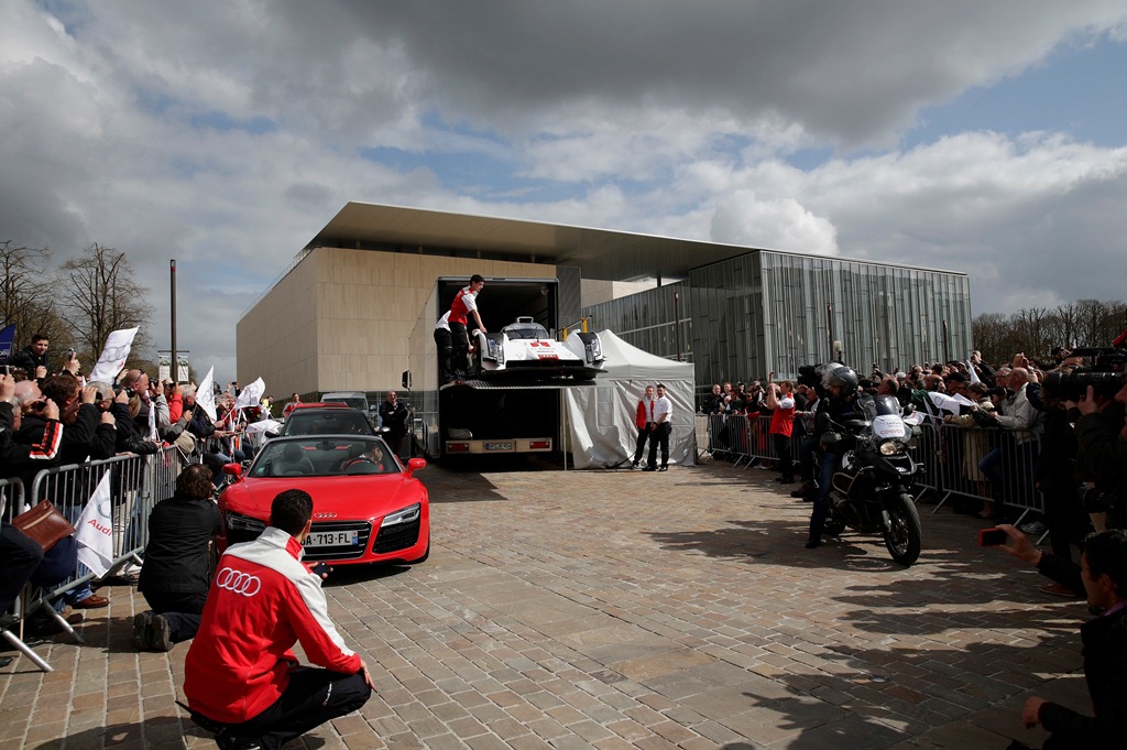 Audi R18 e-Tron Quattro dans les rues du Mans