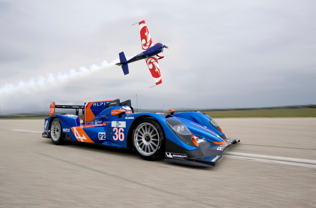 Alpine A450 et la Patrouille de France avec le Champion du Monde de voltige, le Capitaine François Le Vot.