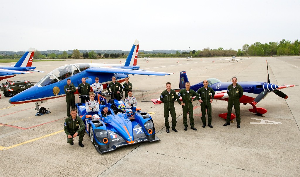 Alpine A450 et la Patrouille de France avec le Champion du Monde de voltige, le Capitaine François Le Vot.