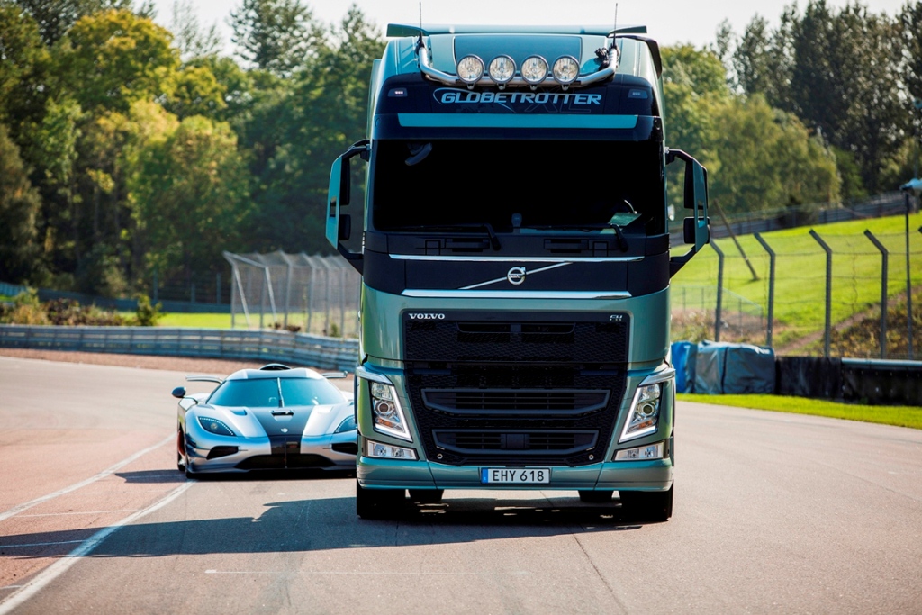 Volvo Truck vs Koenigsegg One:1
