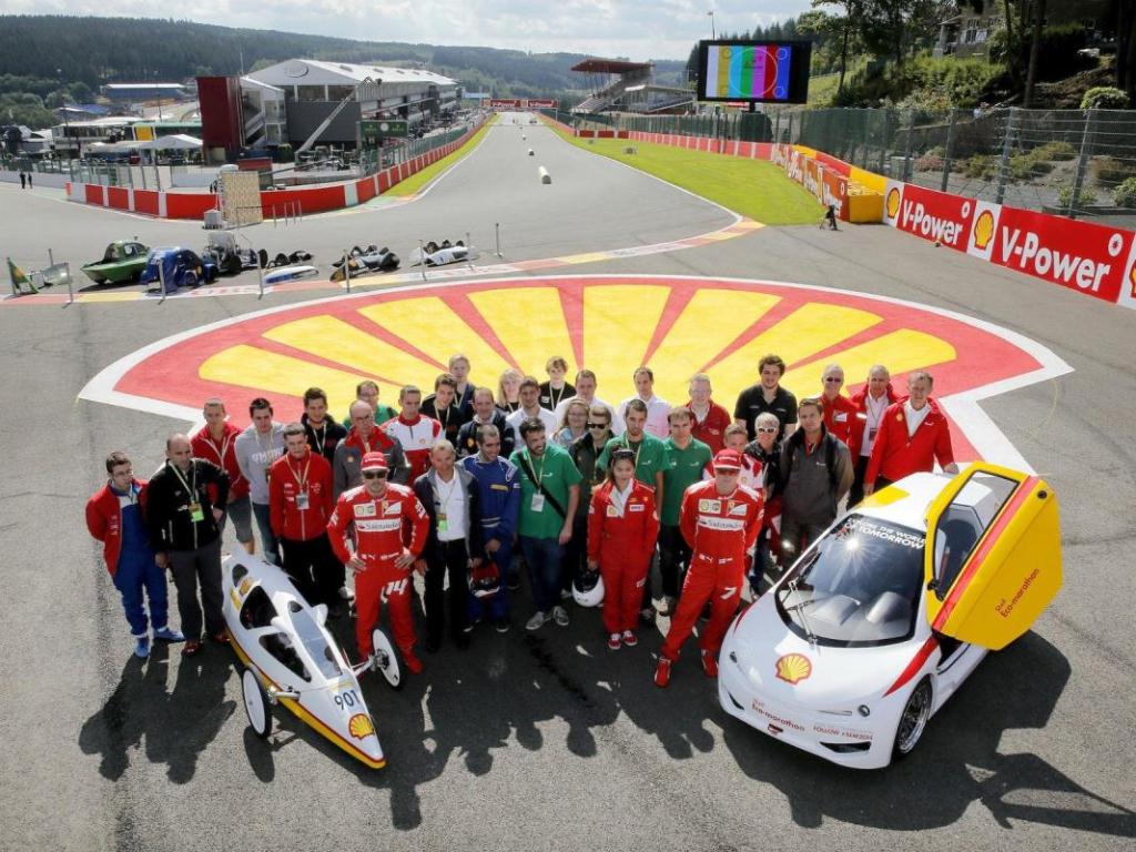 Les pilotes de la Scuderia en voitures de l’Eco Marathon Shell