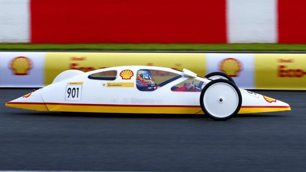 Les pilotes de la Scuderia en voitures de l’Eco Marathon Shell