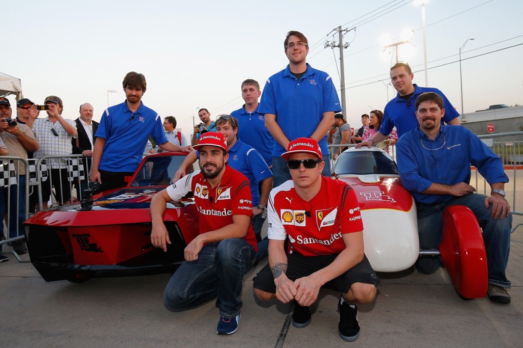 Les pilotes de la Scuderia en voitures de l’Eco Marathon Shell