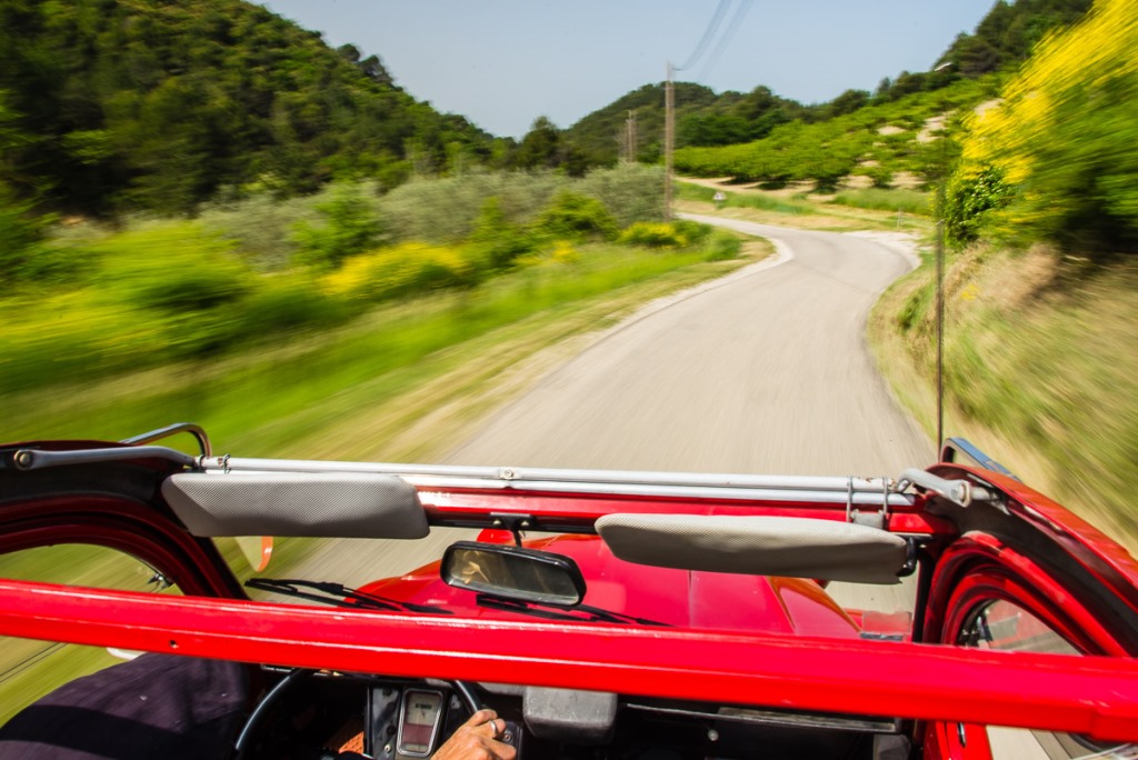 Découvrir les paysages de la Drôme Provençale en Citroën 2CV