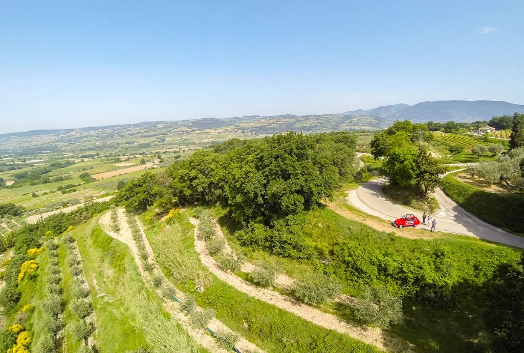 Découvrir les paysages de la Drôme Provençale en Citroën 2CV