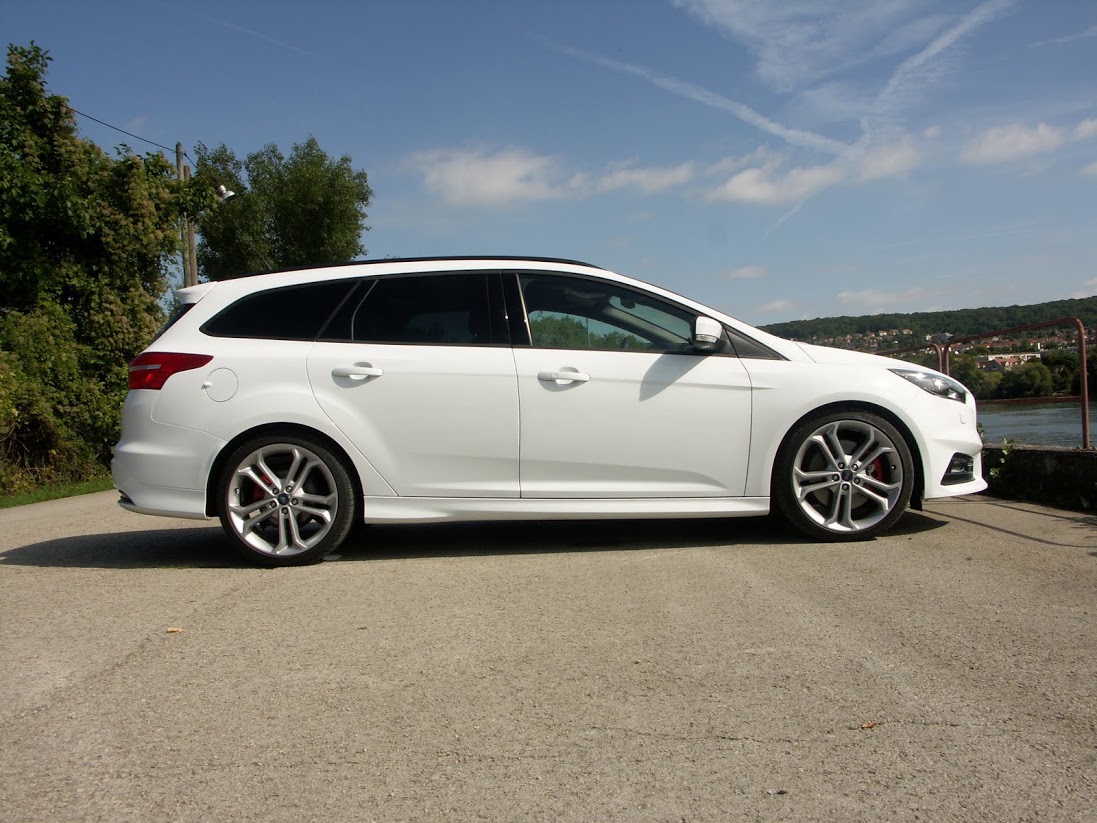 2017 Ford Focus RS - Review - CarShowroom.com.au