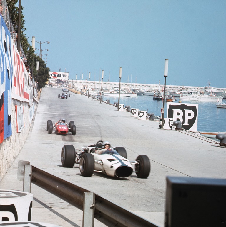 1966 Monaco Grand Prix. Monte Carlo, Monaco.  19-22 May 1966. Bruce McLaren (McLaren M2B Ford) leads Lorenzo Bandini (Ferrari 158/246). Ref-3/2105. World Copyright - LAT Photographic