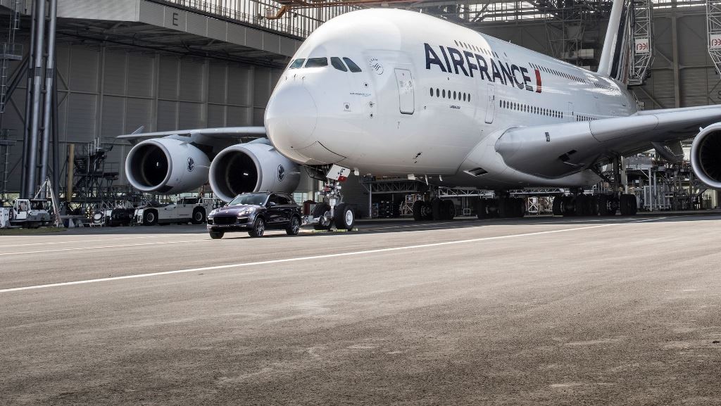 Airbus A380 & Porsche Cayenne - AAi??roport Charles de Gaulle 2017
