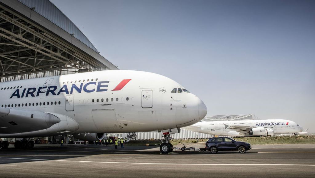 Airbus A380 & Porsche Cayenne - AAi??roport Charles de Gaulle 2017