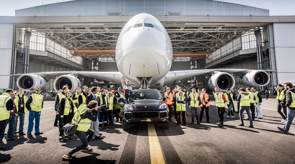 Airbus A380 & Porsche Cayenne - AAi??roport Charles de Gaulle 2017