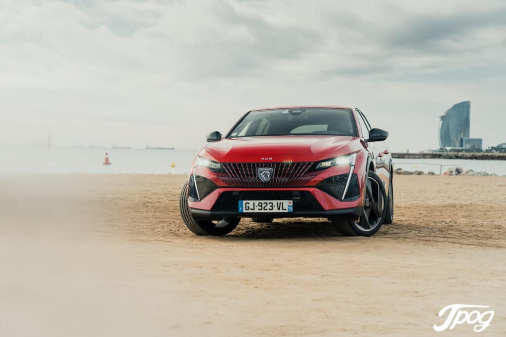 Peugeot 408 rouge