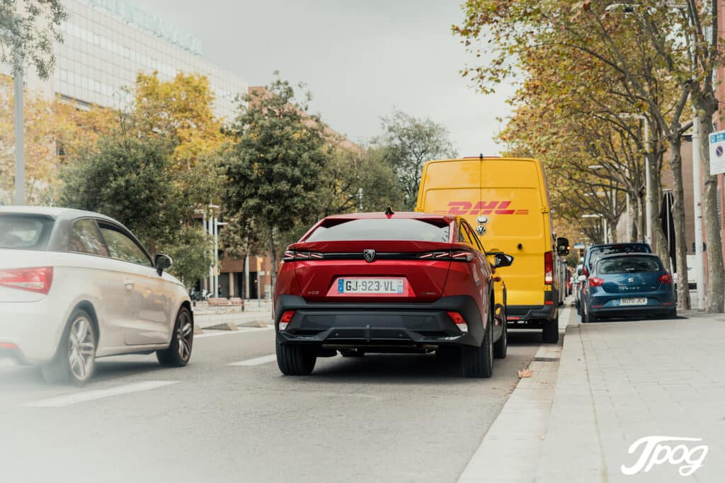 Peugeot 408 rouge