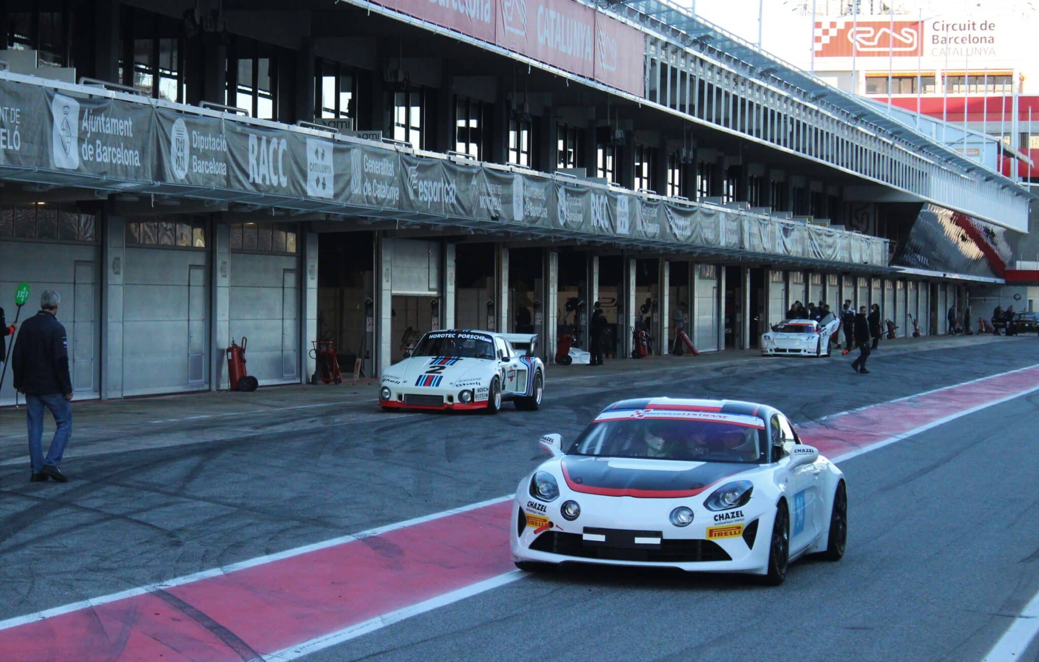 Petite Alpine rencontre grosse Porsche