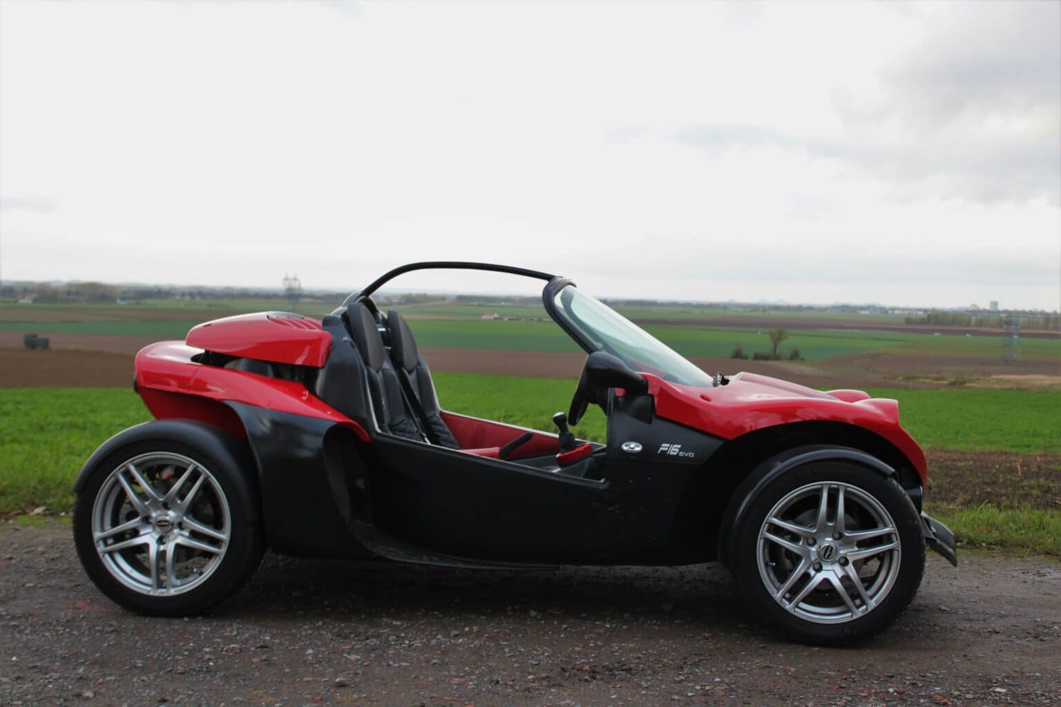 Secma Side View SECMA F16 : Karting pour la route - AUTOMOTIV PRESS