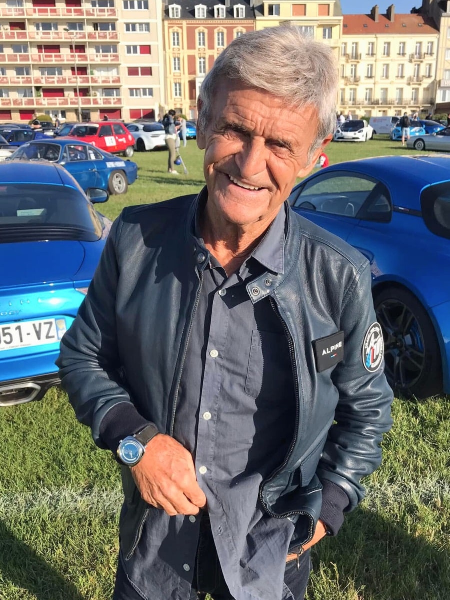 Bernard Darniche portant une Maison BOANTON Héritage au rassemblement à Dieppe pour les 70 ans d’Alpine