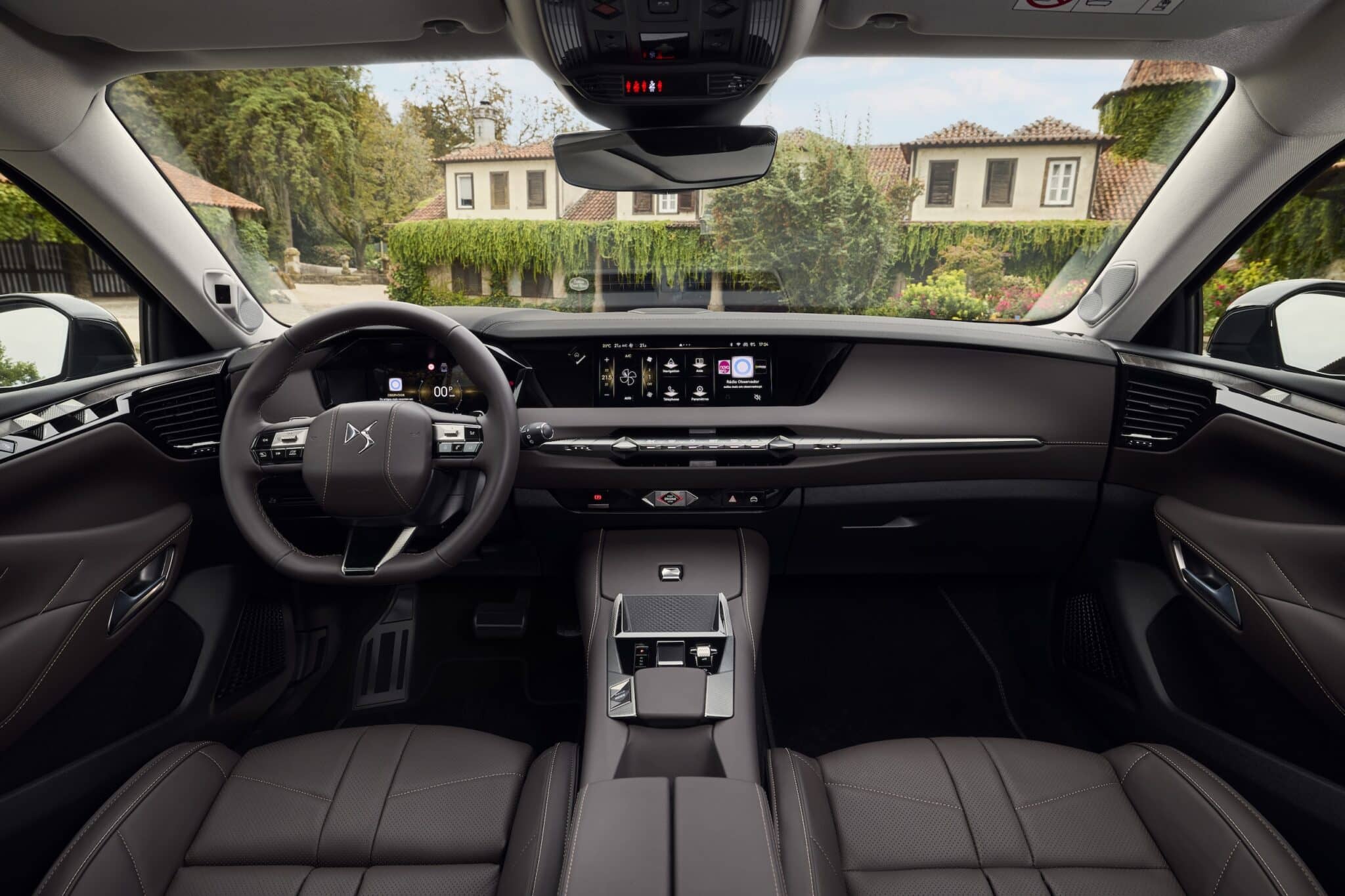 Le mobilier se distingue par l'écran tactile de 10,25 pouces