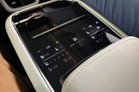 Les commandes tactiles à l'arrière de la Polestar 5